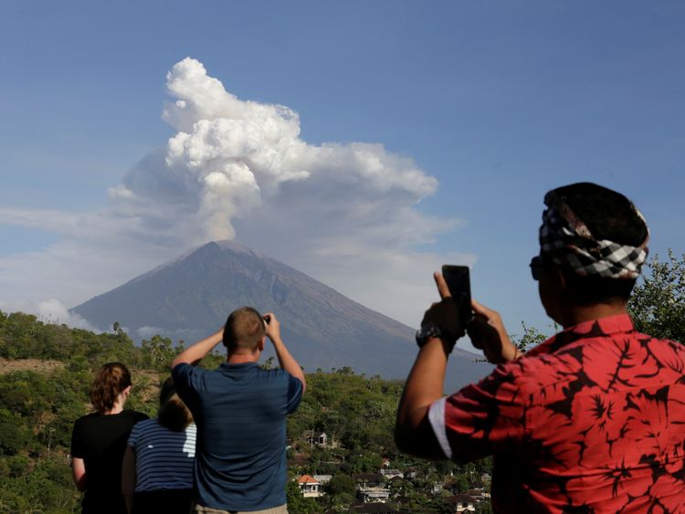 Volcano eruption leaves thousands stranded in Bali Volcano eruption leaves thousands stranded in Bali