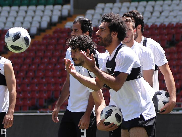 L'Egitto prima di Mohammed Salah (R) è visto un addestramento allo stadio Akhmat Arena a Grazny il 13 giugno 2018, capo della Russia 2018 World Cup tour di calcio. (Foto di KARAM JAAFAR / AFP) (Foto di credito dovrebbe leggere CARAM JAAFAR/AFP/Getty Images)