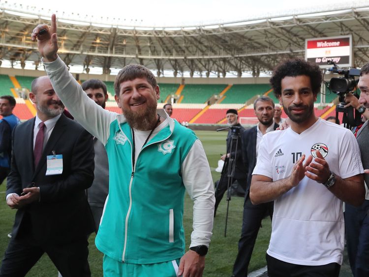 Mohammed Salah (R) e capo della Repubblica ceca Ramzan Cadyrov se si desidera una formazione della squadra egiziana allo stadio Akhmat Arena di Grozny