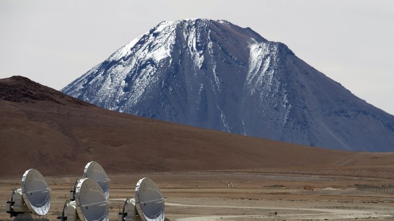 Las antenas de radiotelescopio del Proyecto ALMA (Atacama Large Millimeter / submillimeter Array), en la meseta de Chajnantor, desierto de Atacama, a unos 1.500 km al norte de Santiago, el 12 de marzo de 2013. ALMA, un proyecto de asociación internacional para Europa, América del Norte y East Asia en colaboración con Chile, actualmente el proyecto astronómico más grande del mundo.  El miércoles 13 de marzo se inaugurarán 59 antenas de alta precisión, ubicadas a una altitud de 5.000 en el extremadamente árido desierto de Atacama.  AFP PH