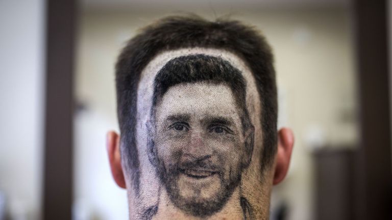 Messi Hair Barber Shaves Player S Image Into Fans Hair For World