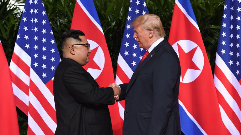 North Korea&#39;s leader Kim Jong Un (L) shakes hands with US President Donald Trump (R) at the start of their historic US-North Korea summit, at the Capella Hotel on Sentosa island in Singapore on June 12, 2018. - Donald Trump and Kim Jong Un have become on June 12 the first sitting US and North Korean leaders to meet, shake hands and negotiate to end a decades-old nuclear stand-off