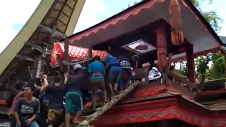 Indonesian killed by his mother's falling funeral coffin