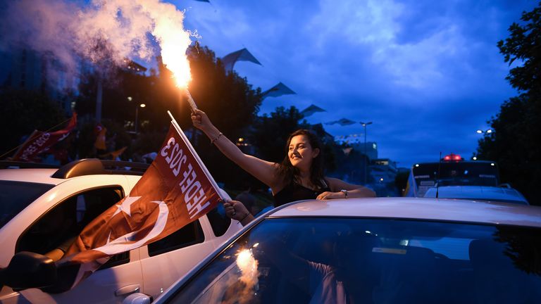 Recep Tayyip Erdogan&#39;s supporters celebrate in Istanbul