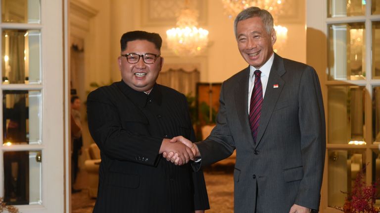 North Korea&#39;s leader Kim Jong Un is welcomed by Singapore&#39;s Prime Minister Lee Hsien Loong