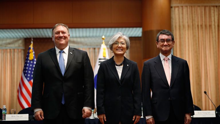 Mike Pompeo poses with the South Korean foreign minister (middle) and the Japanese foreign minister