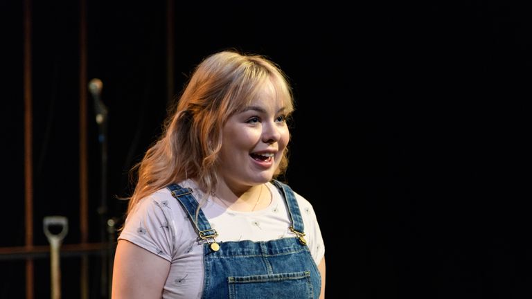 Actress s anger at being fat shamed by theatre reviewer Ents