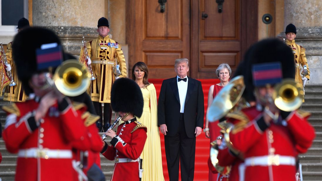 Ο Αμερικανός Πρόεδρος Donald Trump και η Πρώτη Κυρία της Αμερικής Melania Trump στέκονται με την πρωθυπουργό Theresa May