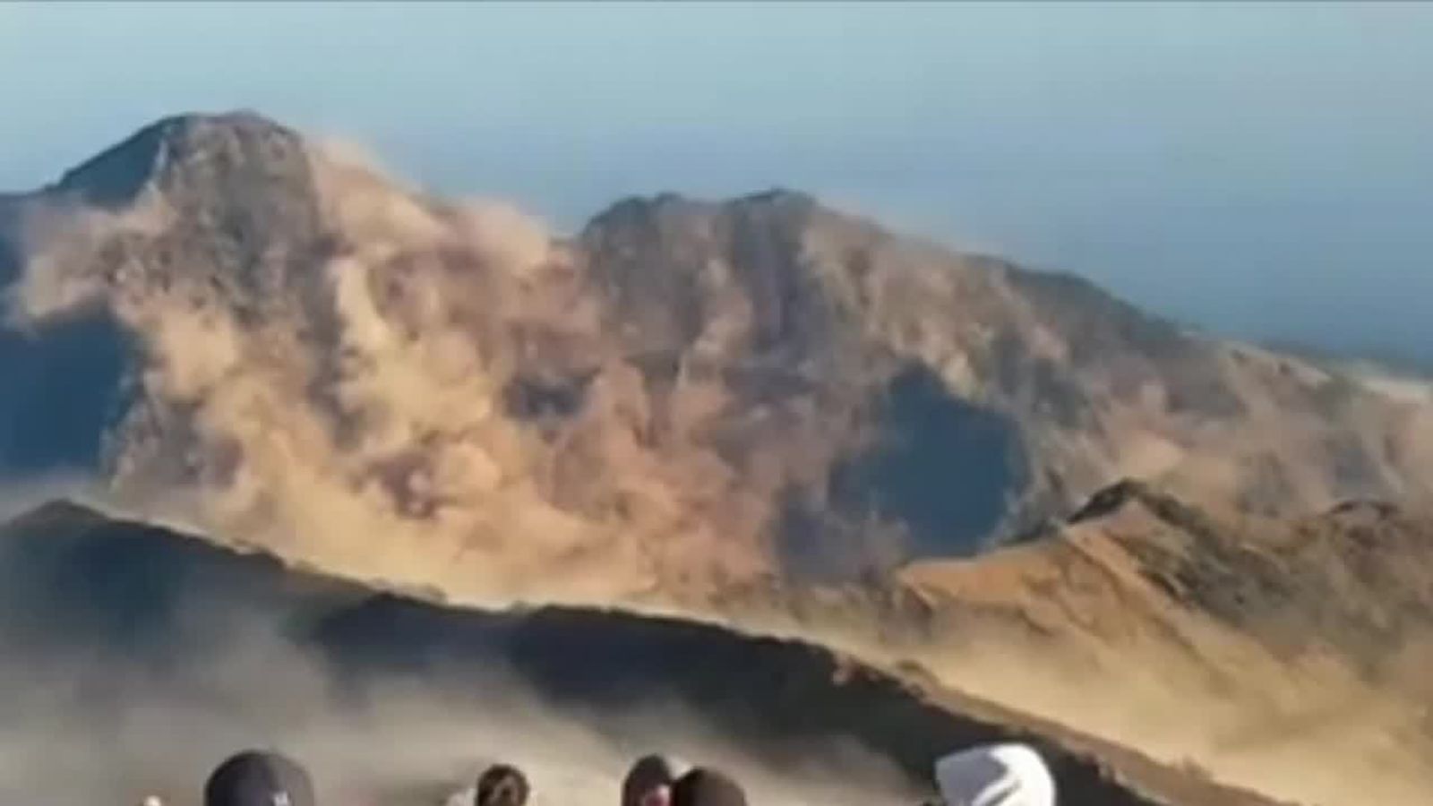 Hikers descend Mount Rinjani after earthquake caused landslide | News ...