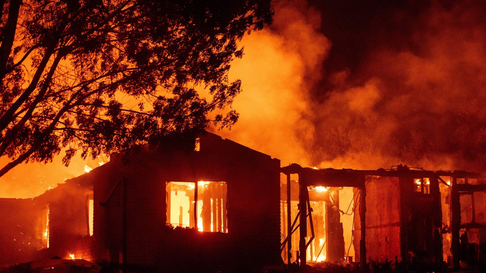 Закрытые пожары картинки. Burning House in California. Burning House aside. California Fire House.