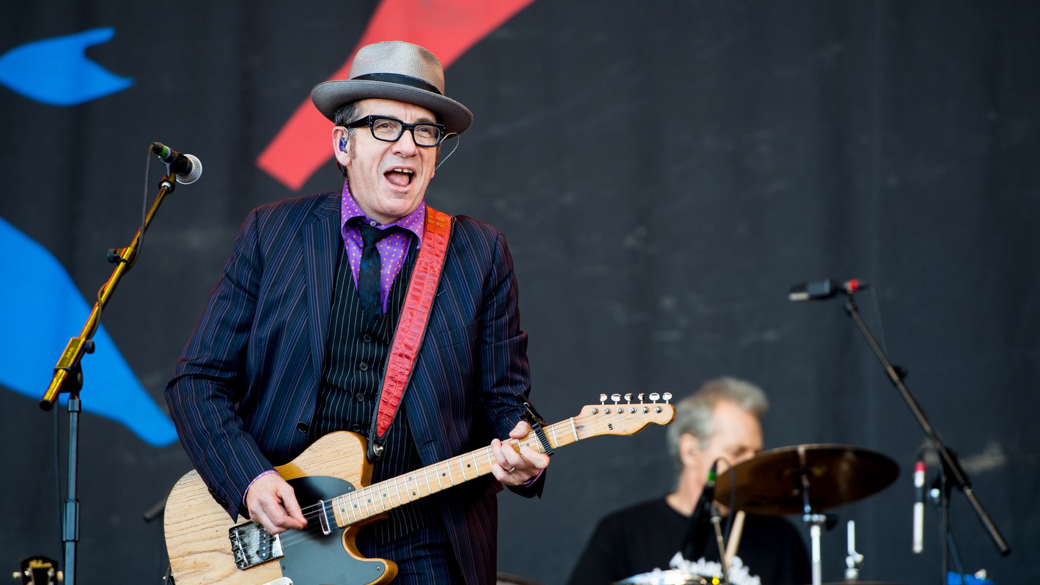 Elvis Costello cancels European tour after cancer operation Ents