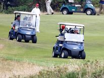 Ο Αμερικανός Πρόεδρος Donald Trump οδηγεί το buggy του στο γήπεδο γκολφ του, στο Turnberry,