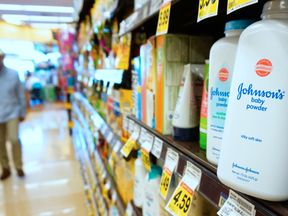 Η J & J αρνείται ότι τα προϊόντα τάλκη της περιέχουν αμίαντο. 