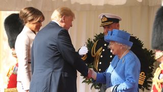   Queen Elizabeth welcomes Donald Trump and his first lady, Melania Trump to Windsor Castle "srcset =" https://e3.365dm.com/18/07/320x180/skynews-donald-trump-uk-visit_4361250. jpg? 20180713172210 320w, https://e3.365dm.com/18/07/640x380/skynews- donald-trump-uk-visit_4361250.jpg? 20180713172210 640w, https://e3.365dm.com/18/07/736x414/skynews-donald-trump-uk-visit_4361250.jpg?20180713172210 736w, https: // e3. 365dm.com/18/07/992x558/skynews-donald-trump-uk-visit_4361250.jpg?20180713172210 992w, https://e3.365dm.com/18/07/1096x616/skynews-donald-trump-uk-visit_4361250 .jpg? 20180713172210 1096w, https://e3.365dm.com/18/07/1600x900/skynews-donald-trump-uk-visit_4361250.jpg?20180713172210 1600w, https://e3.365dm.com/18/07/1920x1080/ skynews-donald-trump-uk-visit_4361250.jpg? 20180713172210 1920w, https://e3.365dm.com/18/07/2048x1152/skynews-donald-trump-uk-vi sit_4361250.jpg? 20180713172210 2048w "sizes =" (min-width: 900px) 992px, 100vw 