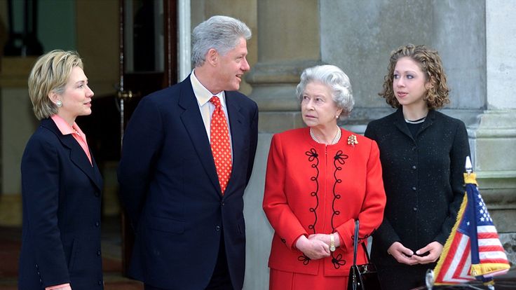   Bill Clinton with his wife Hillary and daughter Chelsea in Buckingham Palace in 2000 