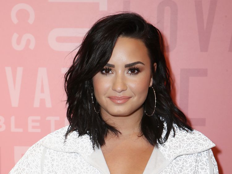 出席Demi Lovato于2018年5月18日在加利福尼亚州Woodland Hills参观Westfield Topanga村的Fabletics。