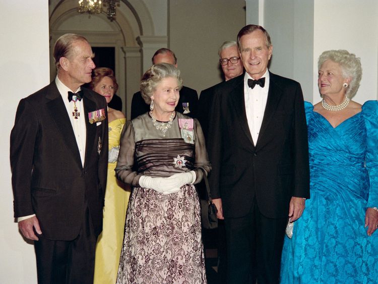 The Queen with George and Barbara Bush on May 16 1991 at the British Embassy in Washington