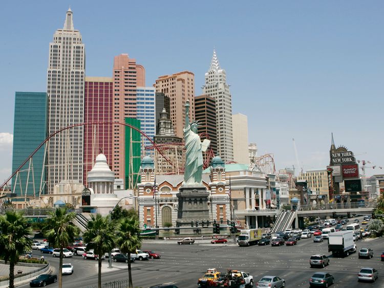   The Replica of the Statue of Liberty in Las Vegas 