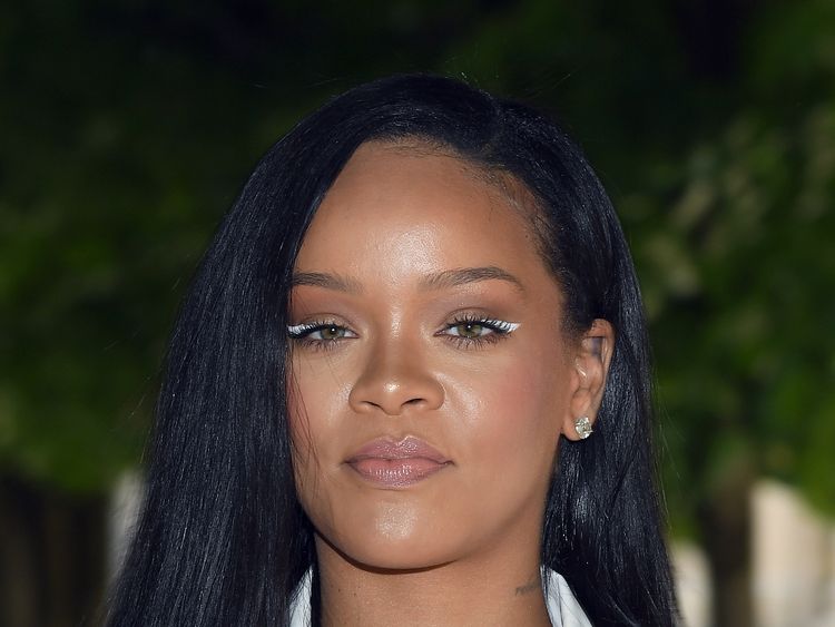 Rihanna 'honoured' to front prestigious British Vogue issue Rihanna 'honoured' to front prestigious British Vogue issue