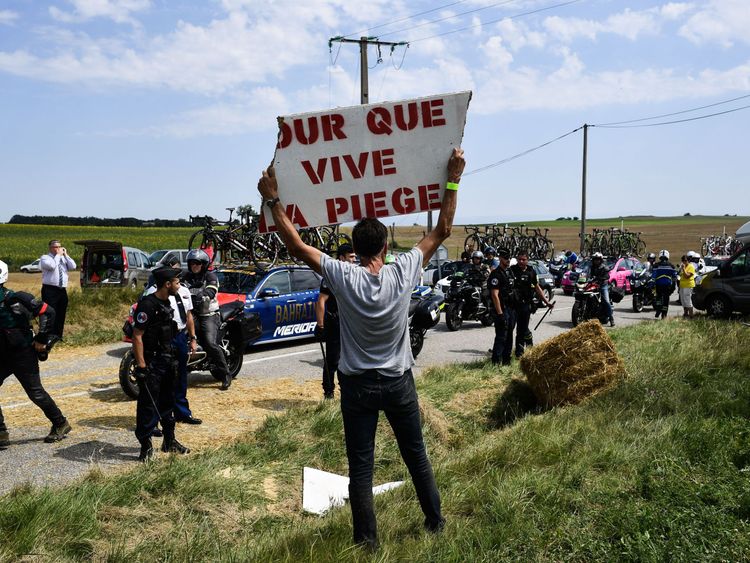 Biciklizam - Page 7 Skynews-tour-de-france-farmer-protest_4370080
