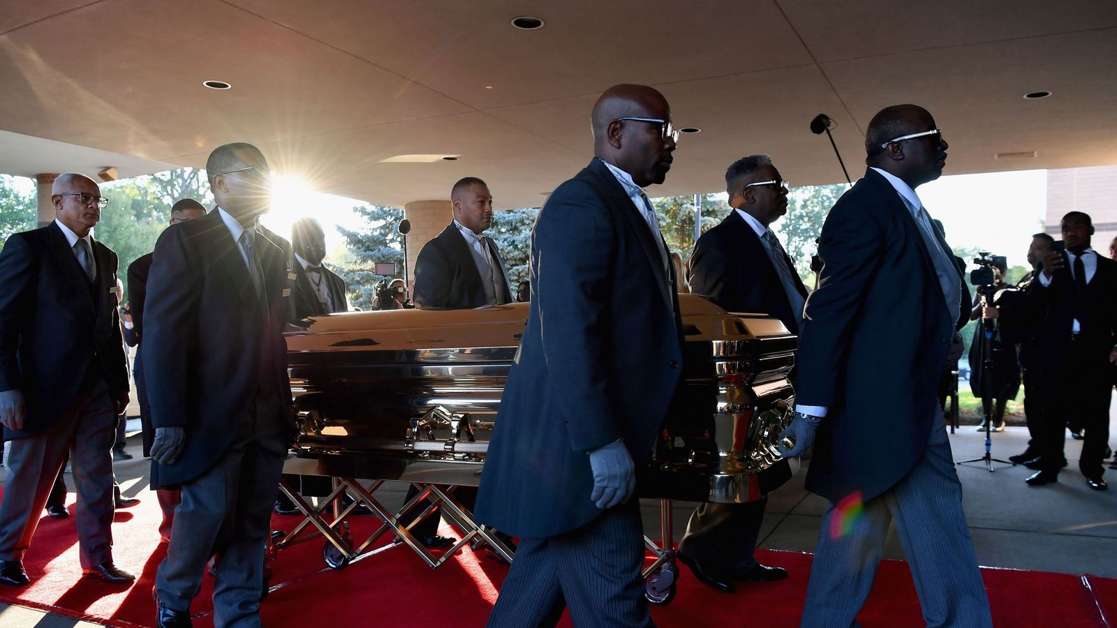 'Voice of a generation': Stars pay respects to Aretha Franklin at ...