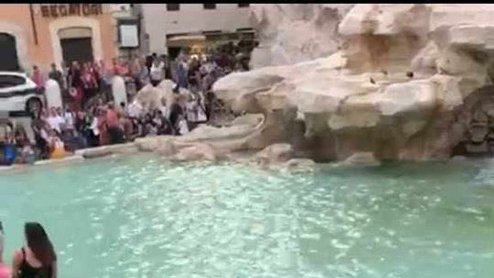 Selfie row ends in Trevi Fountain brawl