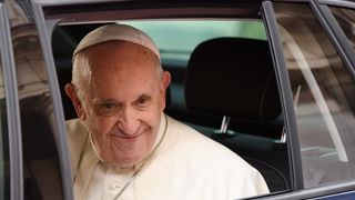 Le pape est arrivé au château de Dublin dans une modeste voiture Skoda "srcset =" https://e3.365dm.com/18/08/320x180/skynews-pope-ireland_4400617.jpg?20180825144530 320w, https: //e3.365dm. com / 18/08 / 640x380 / skynews-pope-ireland_4400617.jpg? 20180825144530 640w, https://e3.365dm.com/18/08/736x414/skynews-pope-ireland_4400617.jpg?20180825144530 736w, https: // e3.365dm.com/18/08/992x558/skynews-pope-ireland_4400617.jpg?20180825144530 992w, https://e3.365dm.com/18/08/1096x616/skynews-pope-ireland_4400617.jpg?20180825144530 1096w, https://e3.365dm.com/18/08/1600x900/skynews-pope-ireland_4400617.jpg?20180825144530 1600w, https://e3.365dm.com/18/08/1920x1080/skynews-pope-ireland_4400617.jpg ? 20180825144530 1920w, https://e3.365dm.com/18/08/2048x1152/skynews-pope-ireland_4400617.jpg?20180825144530 2048w "Size =" (min-width: 900px) 992px, 100vw
