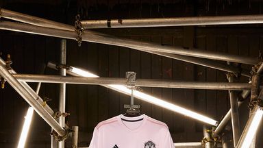 pink manchester united top