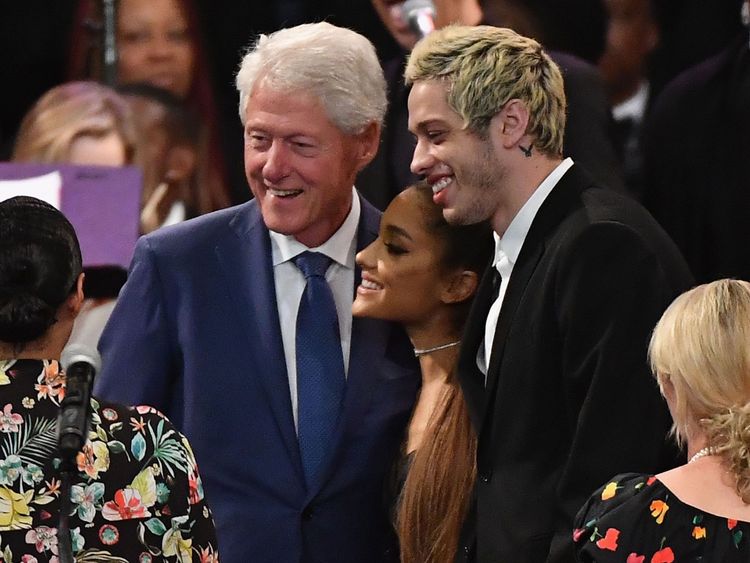 Former US President Bill Clinton takes a picture with singer Ariana Grande and her fiancee Pete Davidson at Aretha Franklin's funeral at Greater Grace Temple on August 31, 2018 in Detroit, Michigan. (Photo by Angela Weiss / AFP) (Photo credit should read ANGELA WEISS/AFP/Getty Images)