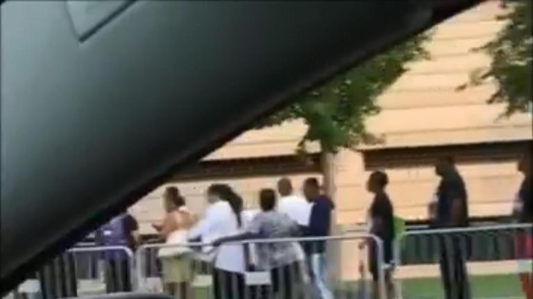Fans queue to pay respects to Aretha Franklin in Detroit