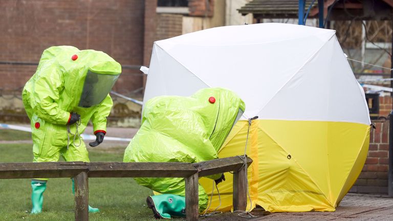 Experts en combinaisons de matières dangereuses à côté d'une tente couvrant un banc dans le centre commercial Maltings à Salisbury 