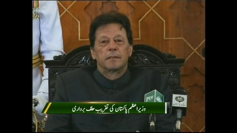 Imran Khan is sworn in as Pakistan&#39;s prime minister