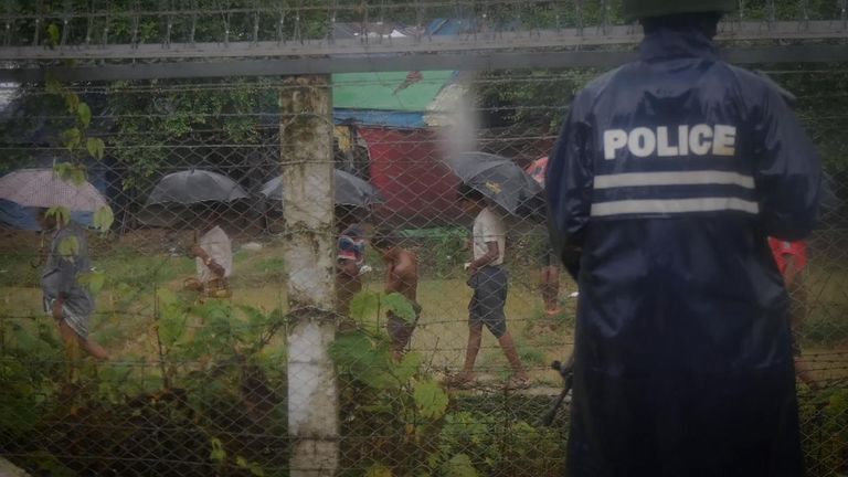An estimated 6,000 Rohingya Muslims are stranded in a flooded camp in &#39;no man&#39;s land&#39;