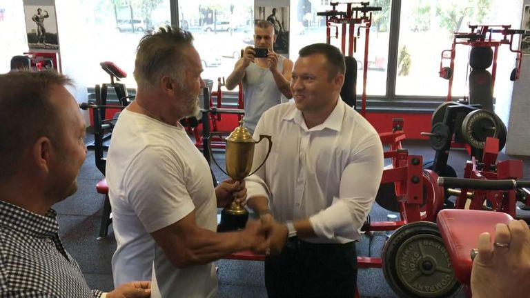 Arnie gets his trophy back from Lorand Berke