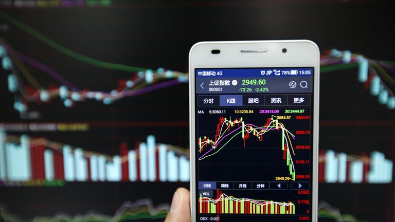 HUAIBEI, CHINA - JANUARY 13: (CHINA OUT) An investor observes the stock market on his phone at an exchange hall on January 13, 2016 in Huaibei, Anhui Province of China. The Chinese stock market was volatile on Wednesday as the Shanghai Composite Index dropped 73.26 points, or 2.42% to 2,949.60 points and the Shenzhen Compposite Index tumbled 314.88 points, or 3.06% to 9,978.82 points. (Photo by VCG/VCG via Getty Images)
