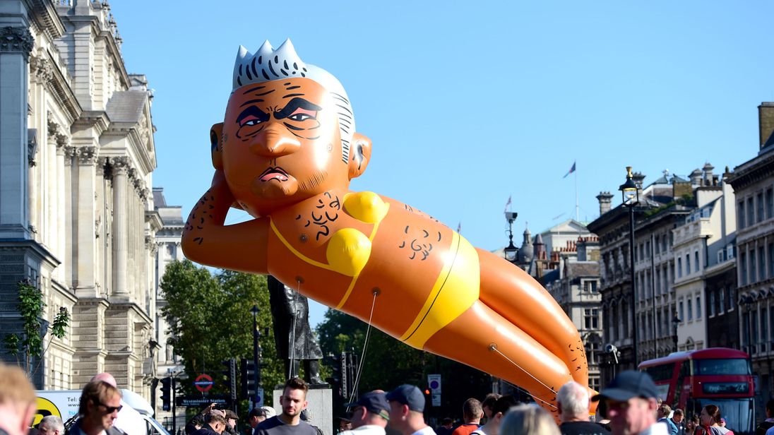 https://e3.365dm.com/18/09/1096x616/skynews-sadiq-khan-balloon_4407586.jpg