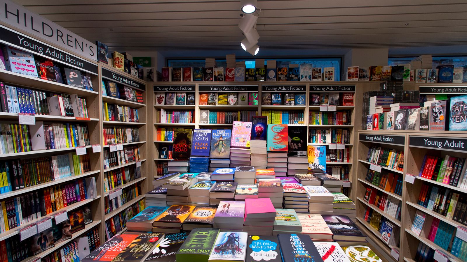 Waterstones buys Foyles in fightback against 'Amazon's siren call ...