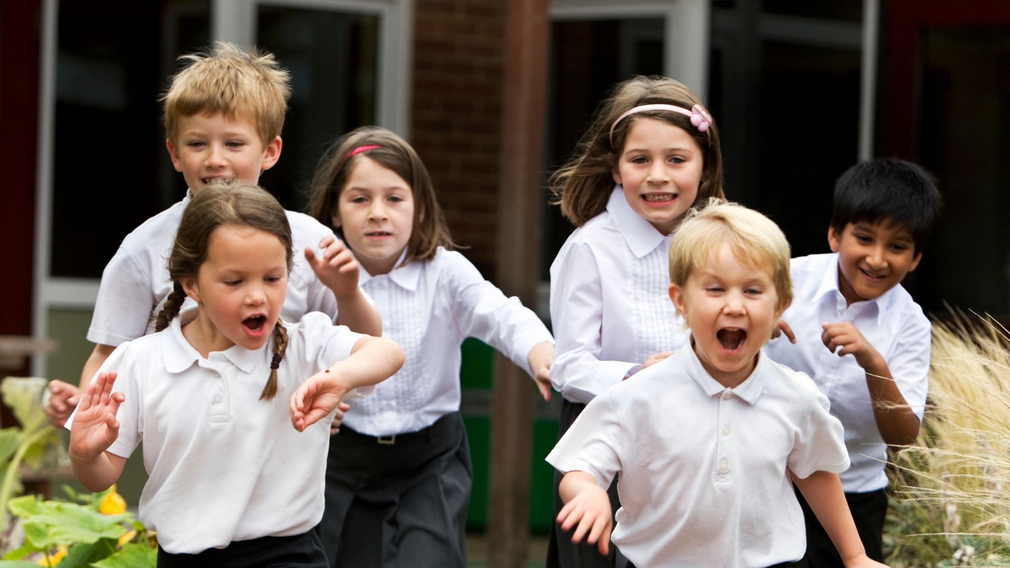 In england children go to school. Дети на перемене. Перемена школы Англии. Перемена в школе. Дети на перемене фото.