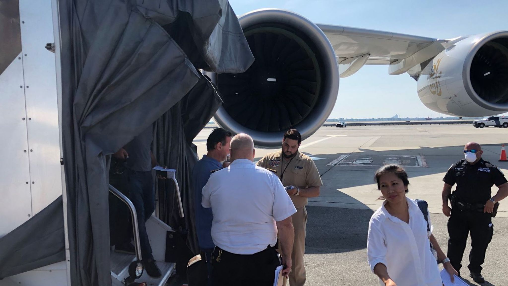 Дубай отменяет рейсы. Самолёт Дубай Байрос. METJET самолет. Уборка самолета.