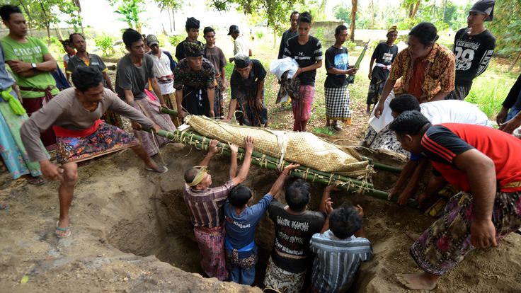 A victim from the 6.9 magnitude earthquake on 5 August is buried in northern Lombok