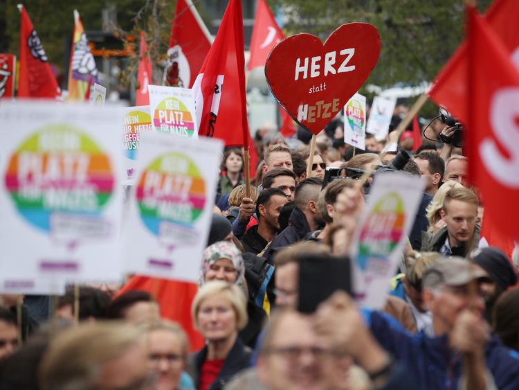 Some 3,500 marched in support of Ms Merkel&#39;s imigrant policy