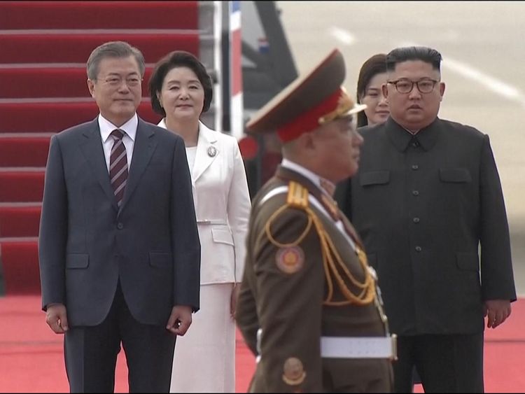 Kim Jong Un with Moon Jae-in at Pyongyang airport at start of their third summit