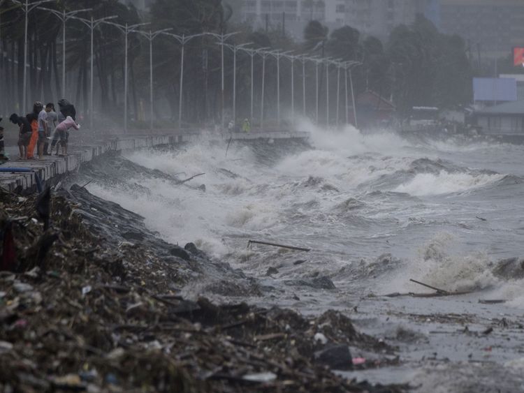Strong waves in Manila caused by Typhoon Mangkhut