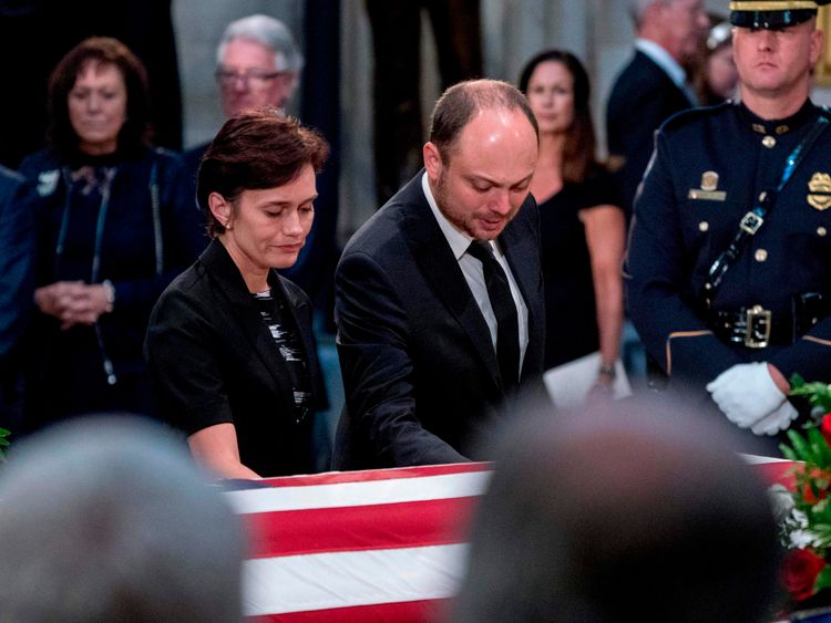 Vladimir Kara-Murza and his wife Yevgenia touch the casket of the late US Senator John McCain in the Rotunda of the US Capitol August 31, 2018 in Washington, DC. (Photo by Andrew Harnik / POOL / AFP) (Photo credit should read ANDREW HARNIK/AFP/Getty Images) 