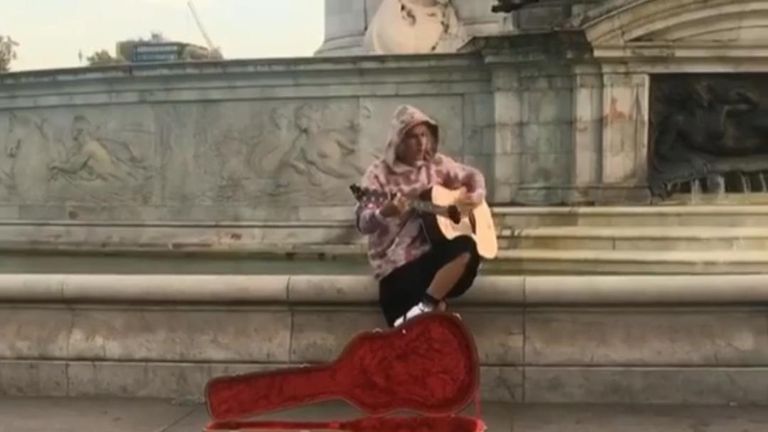 Justin Bieber surprised onlookers by busking outside Buckingham Palace, with his rumoured fiancee Hailey Baldwin watching.
