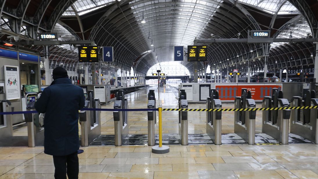 Paddington has been closed this morning after damage to the electric wires