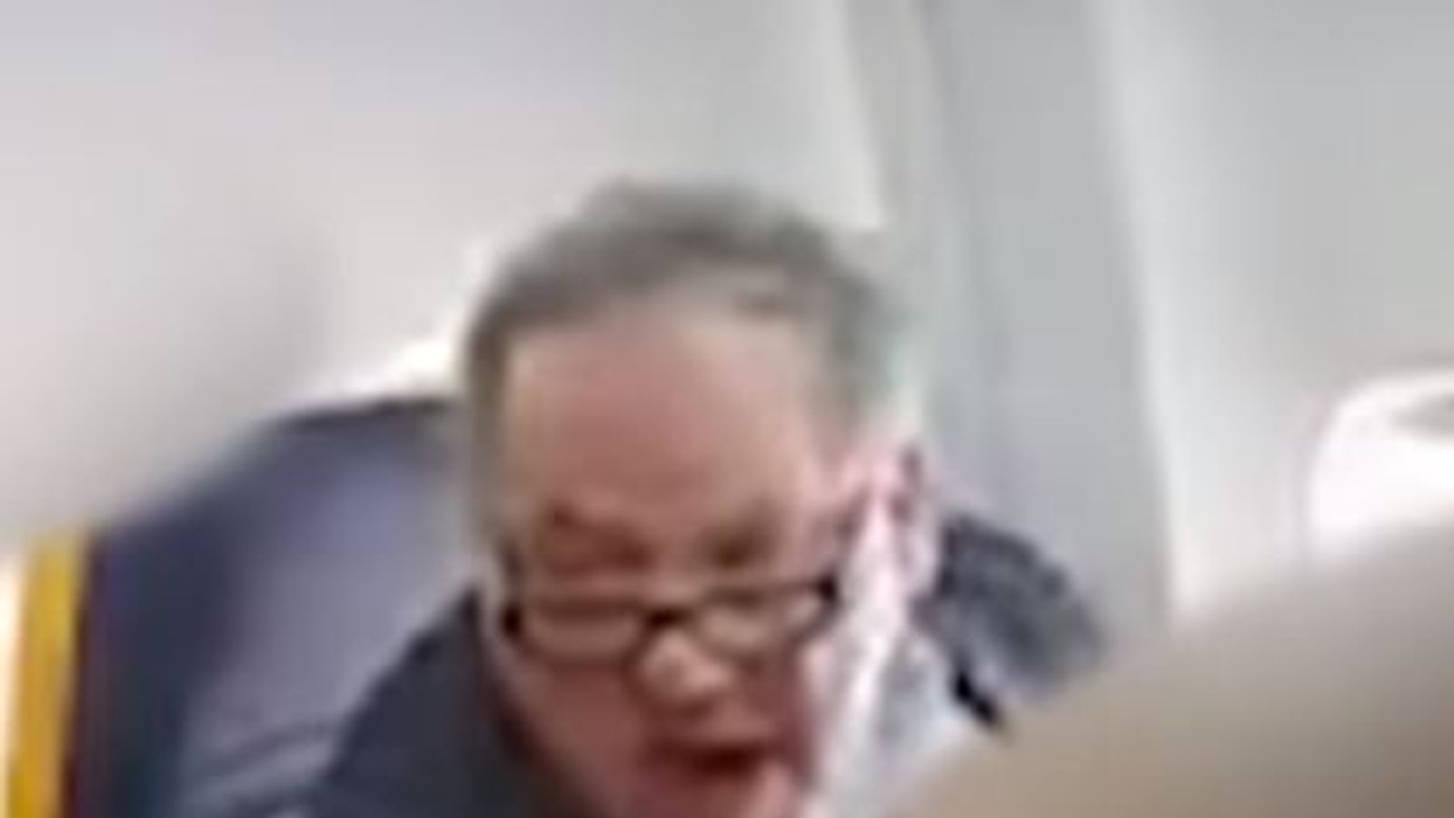 Lao goedkeuren Rond en rond Man filmed racially abusing woman on Ryanair flight is named as David Mesher  | UK News | Sky News