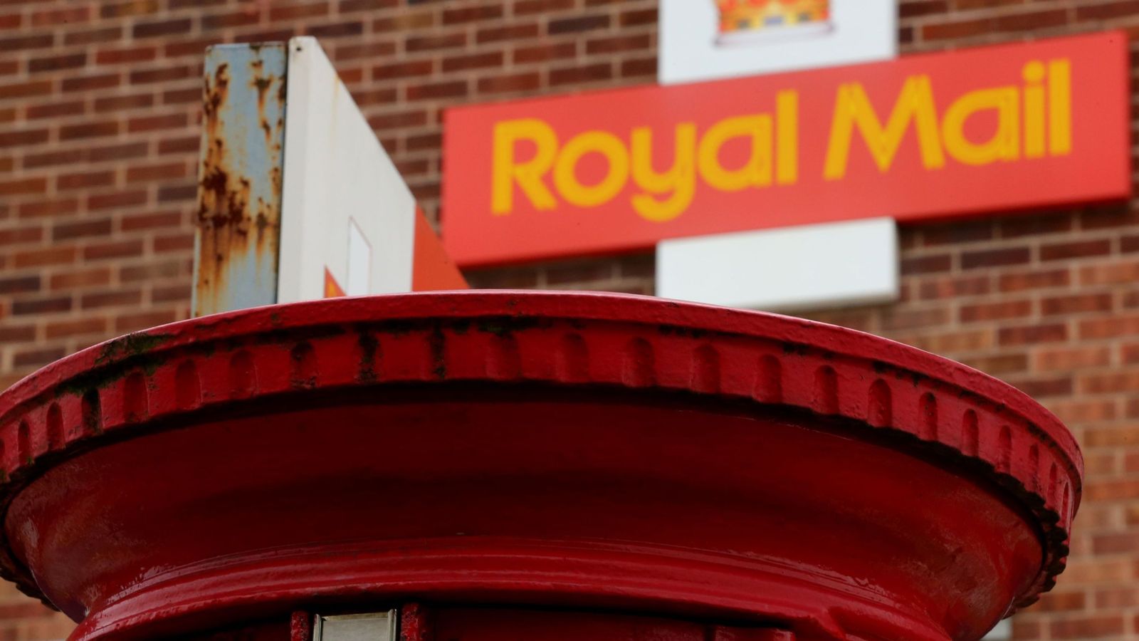Royal Mail workers to stage six more strikes - including Christmas Eve