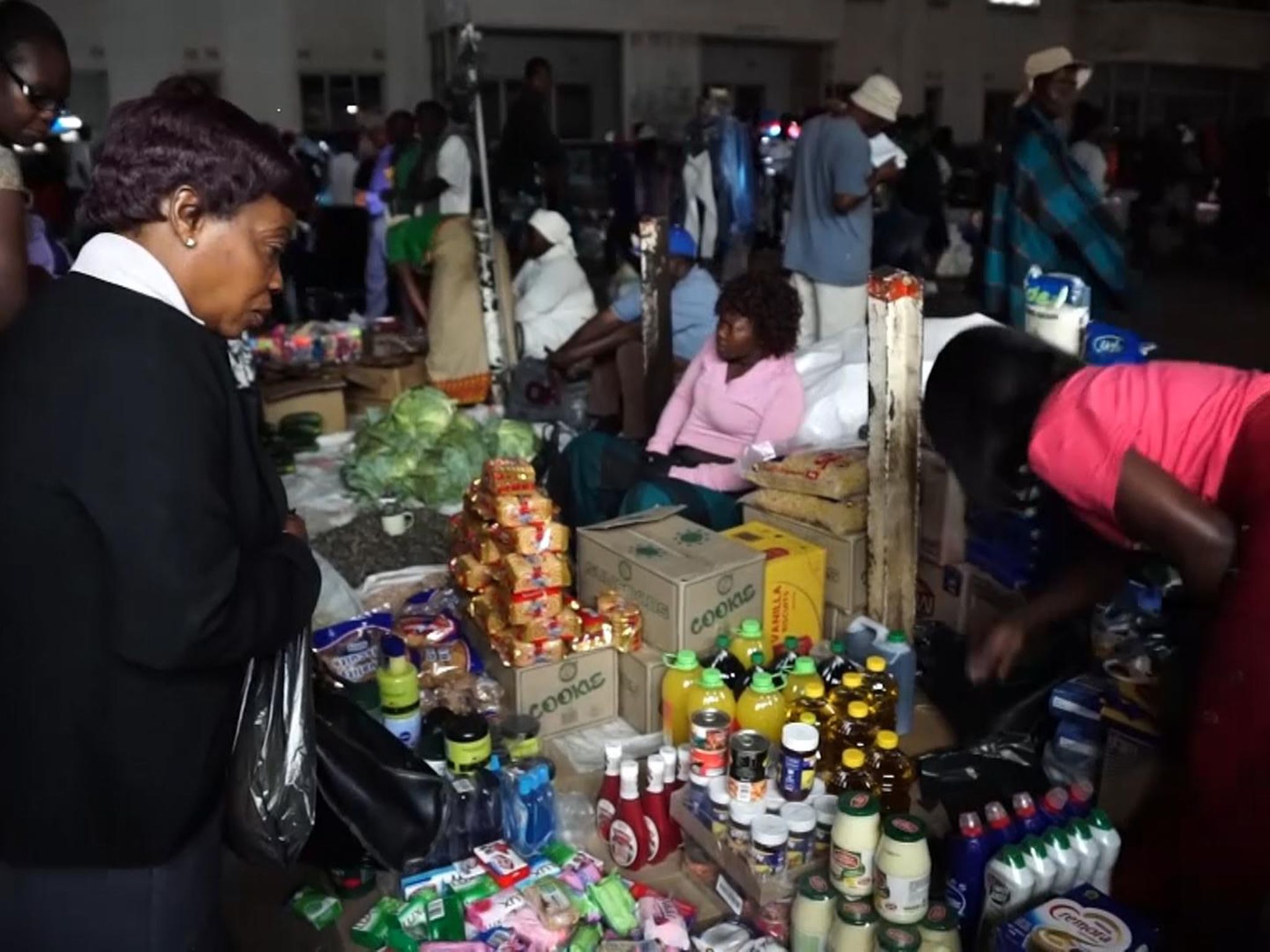 Zimbabwe S Worst Economic Crisis In A Decade Street Vendors Sell Zimbabwe S Worst Economic Crisis In A Decade Street Vendors Sell