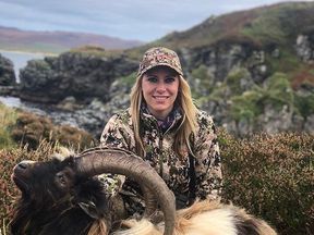Ο Αμερικανός κυνηγός σκότωσε ζώα στο νησί Islay στη Σκωτία.  Twitter / Larysa Switlyk